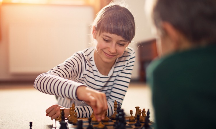 little-girl-playing-chess